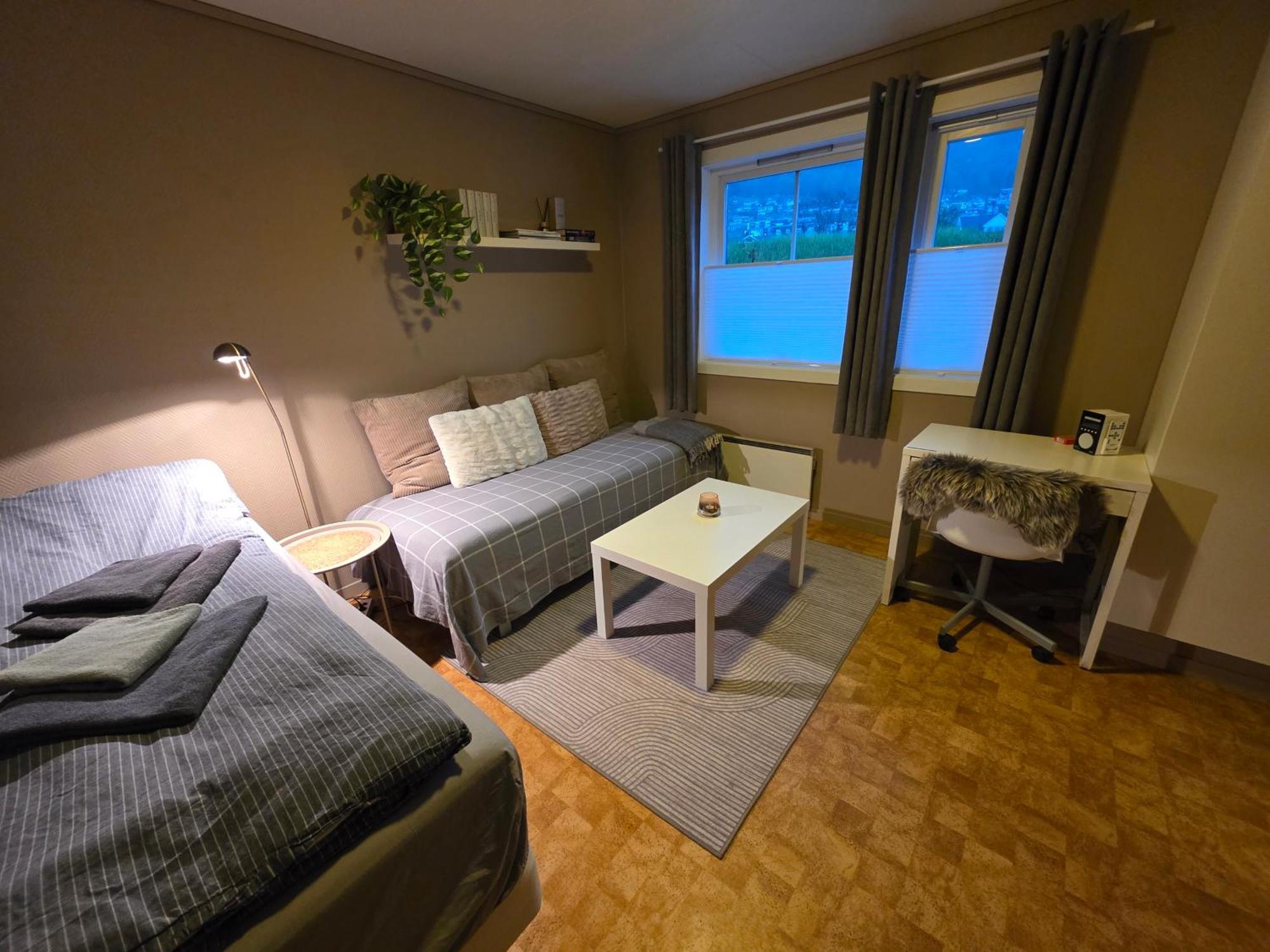 Rom Sentralt I Sogndal Hostel Buitenkant foto